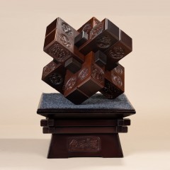 圣匠鲁班  连年有余浮雕鲁班锁 36*36*36cm（鲁班锁70款） 35*35*18.6cm(展台)