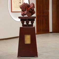 圣匠鲁班 连年有余浮雕鲁班锁 47*47*47cm（鲁班锁90款） 59*59*110cm(展台)