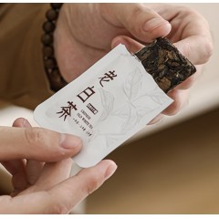 万春和  笔墨纸砚  饼干形老白茶36泡（共180克）+毛笔+墨水+宣纸+砚台